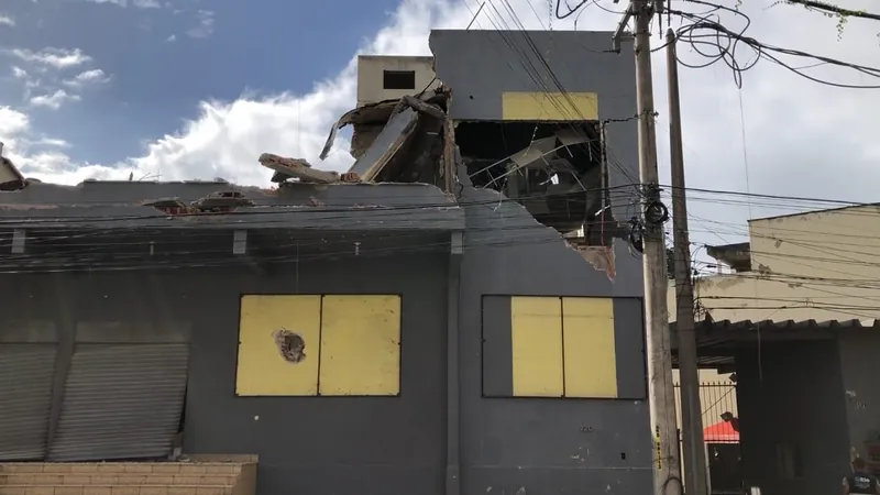 Prédio desaba em São Cristóvão, na Zona Norte do Rio