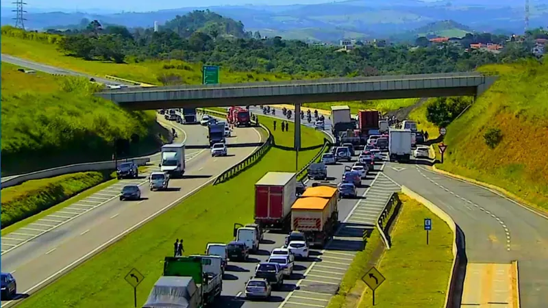 Veículo pega fogo e causa lentidão no Anel Viário Magalhães Teixeira em Campinas