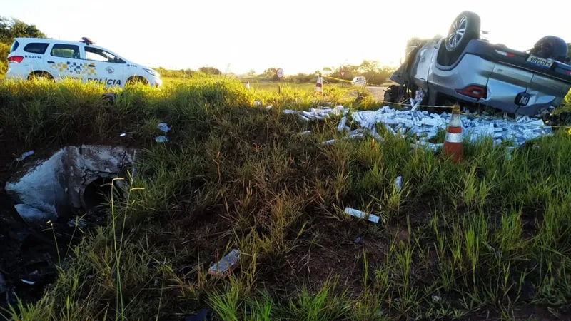 O veículo transportava carga de cigarros sem documentação