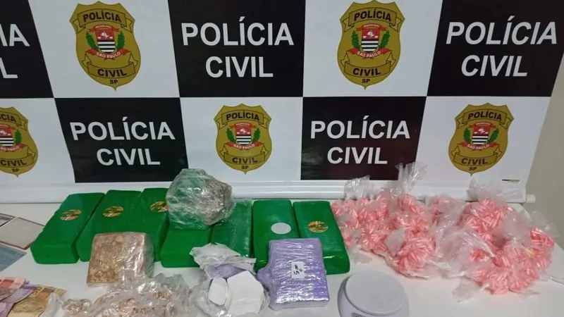 Os policiais apreenderam várias porções de drogas