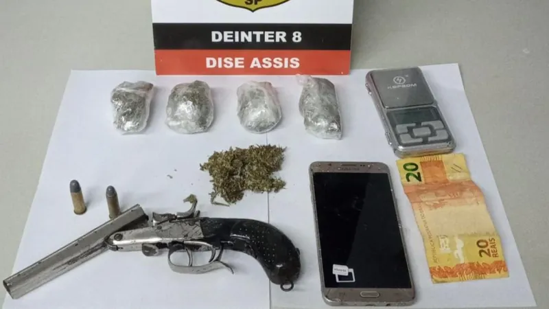 Ele estava de posse de porções de maconha e uma arma