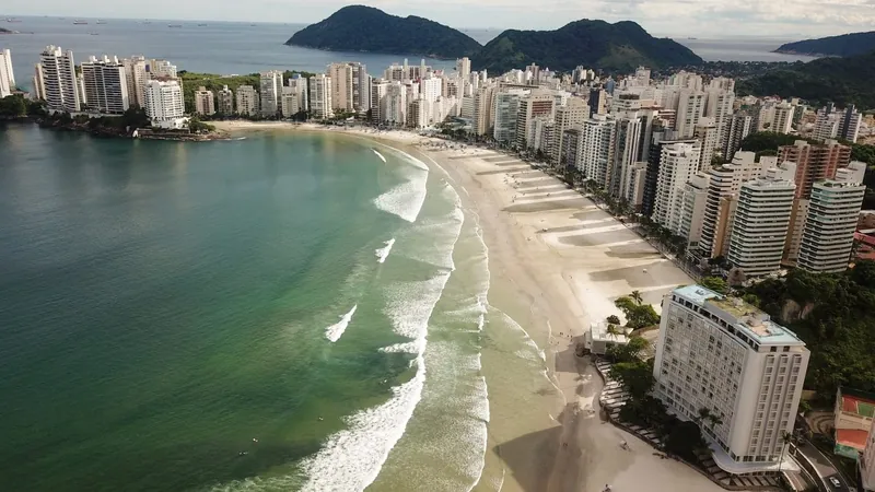 Guarujá e consulado indiano promovem mutirão de limpeza de praia neste domingo