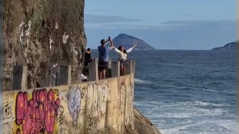 Pedestres são flagrados burlando a faixa de segurança no Mirante do Leme