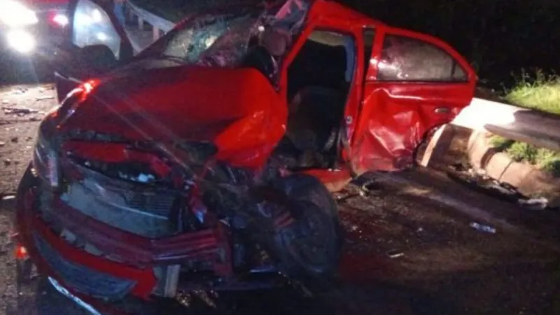 Um carro foi atingido por uma carreta na rodovia 