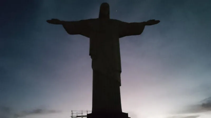 Cristo Redentor fica totalmente apagado em apoio ao jogador Vinícius Júnior