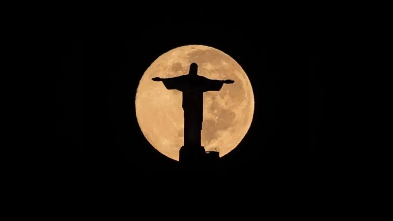 Luzes do Cristo Redentor são apagadas em solidariedade a Vinicius Jr.