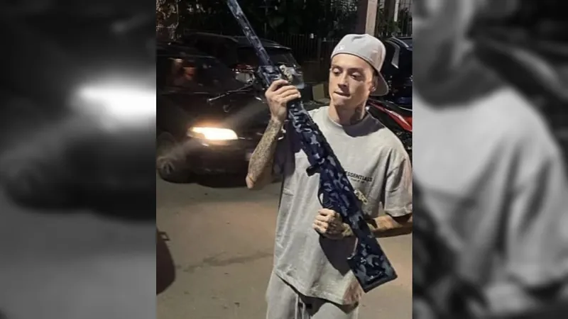 Após postar fotos com armamentos, rapper britânico pode responder na Justiça