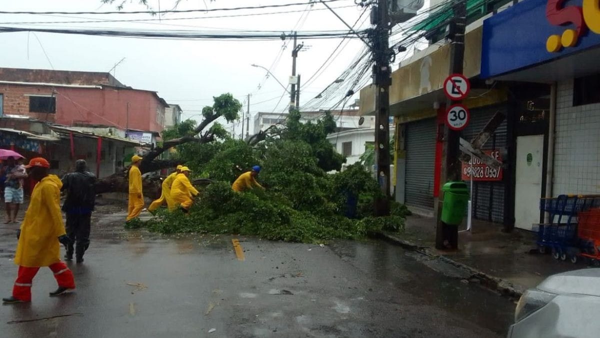 Chuva forte coloca Recife em alerta máximo e suspende aulas Band