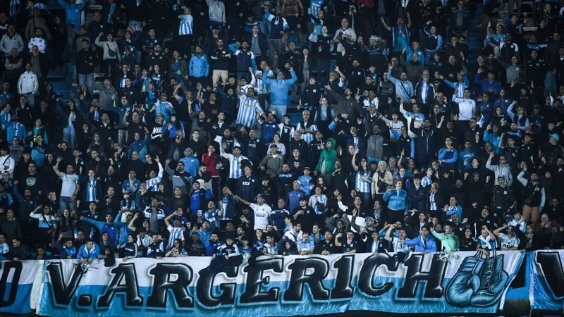 Racing é multado em U$ 100 mil por gestos racistas da torcida contra o Flamengo