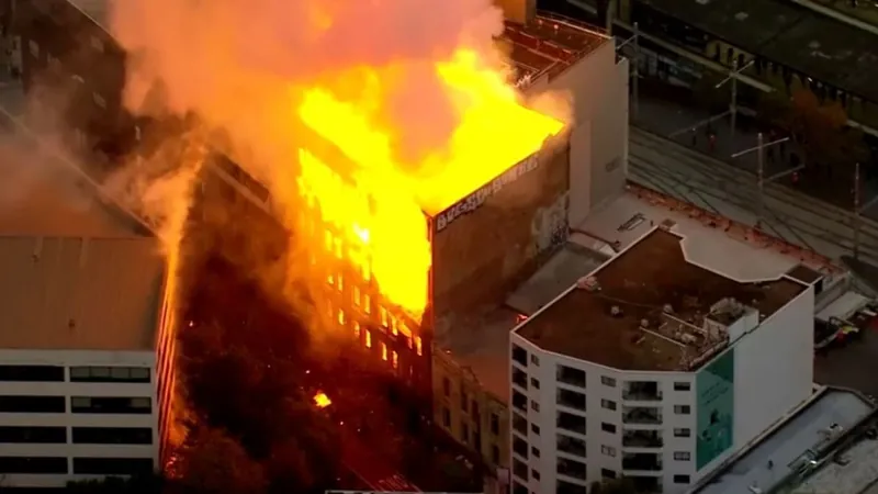 Incêndio de grandes proporções destrói prédio na Austrália