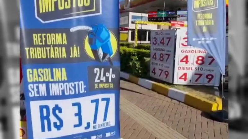 Motoristas e motociclistas fazem fila para abastacer com gasolina a R$3,77