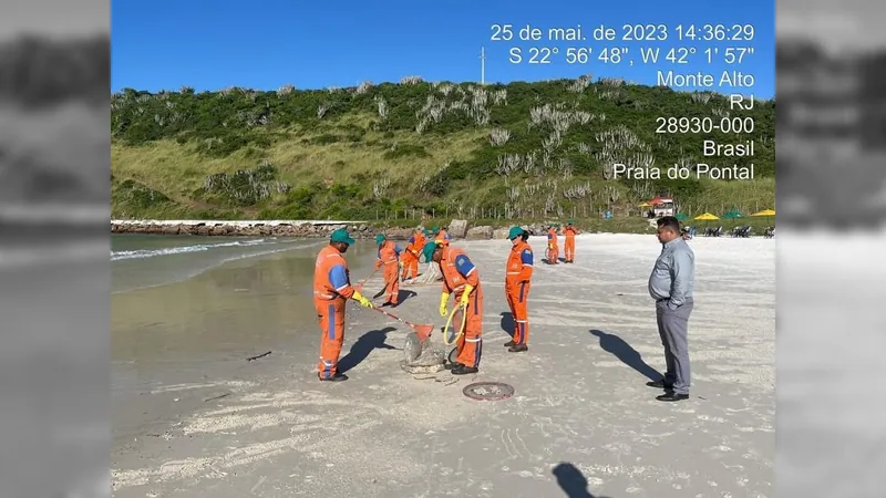 Banhistas flagram mancha escura em praias da Região dos Lagos