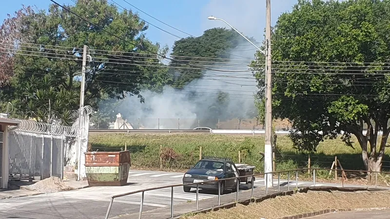 Fumaça de incêndio invade Rodovia Presidente Dutra em Taubaté