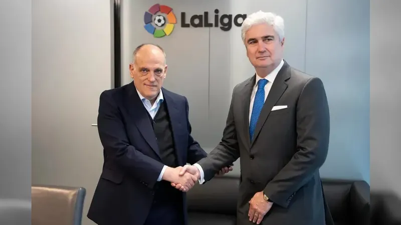 Presidente da La Liga encontra embaixador brasileiro e condena atos racistas