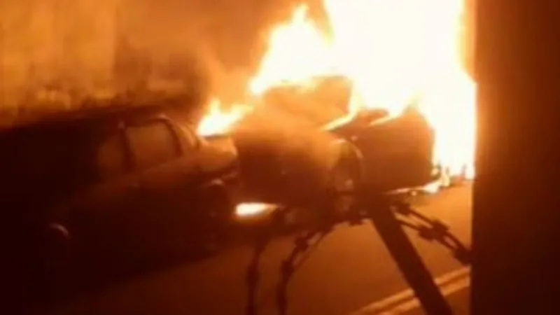 Vídeos flagram homem incendiando carros em Taubaté; veja imagens