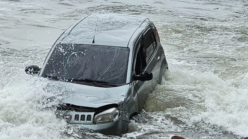 Homem tem ferimentos leves após perder controle de carro e cair no mar