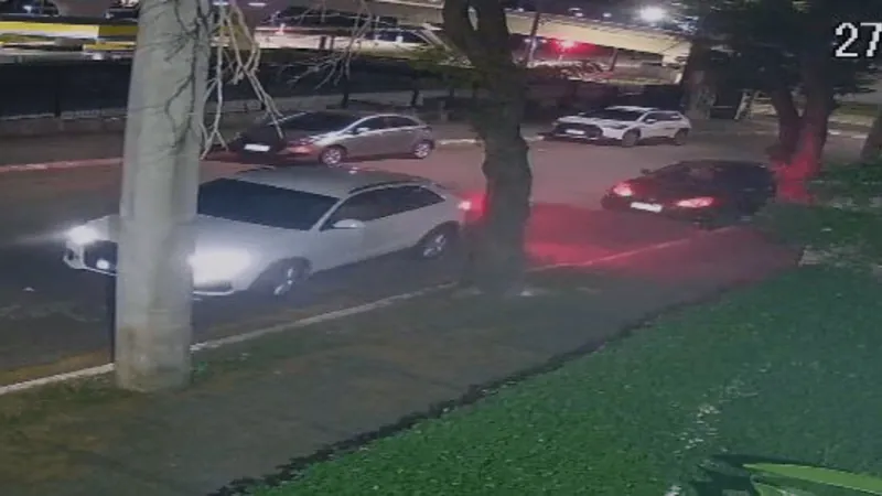 Veículo bate em carro estacionado em São José dos Campos e motorista foge