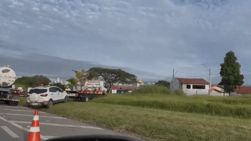 Caminhão e carro colidem na Dutra em Taubaté, veja o vídeo!