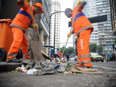 Megaoperação faz limpeza da praia de Copacabana após festa de réveillon