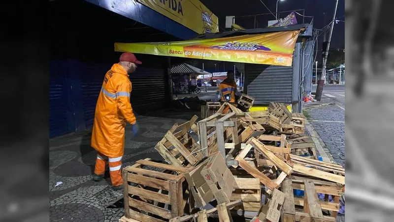 Mais de duas toneladas lixo são retiradas do Calçadão de Bangu pela SEOP