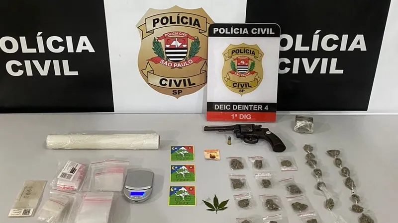 Eles estavam com dois revólveres e porções de maconha