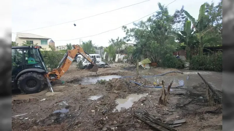 50 casas ficaram inundadas após rompimento de adutora da Águas do Rio