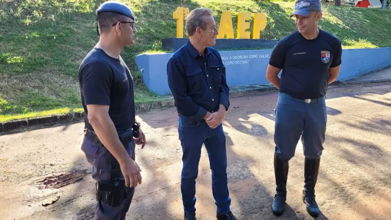  O chefe do executivo acompanhou o trabalho com os cães