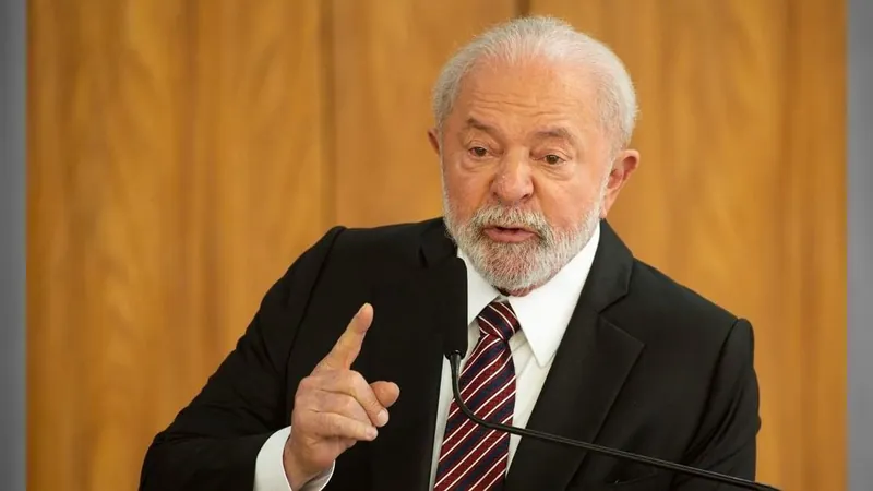 Câmara analisa mudanças nos ministérios e Lula convoca reunião de emergência