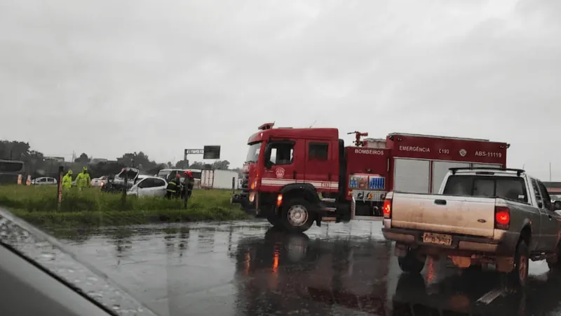 Carro capota na Dutra e causa 2km de lentidão em São José dos Campos