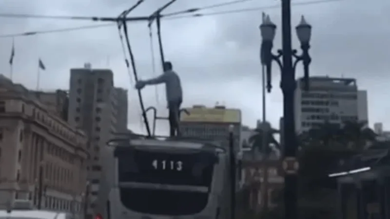 Homem “surfa” em ônibus elétrico no centro de São Paulo