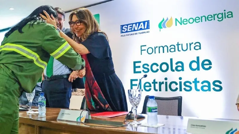 Janja participa de formatura de turma da Escola de Eletricistas Neoenergia