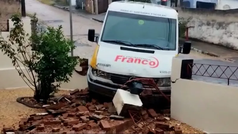 Van de transporte escolar bate em casa em Campinas