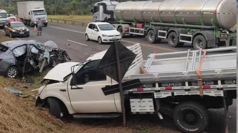 Os dois veículos bateram de frente na rodovia