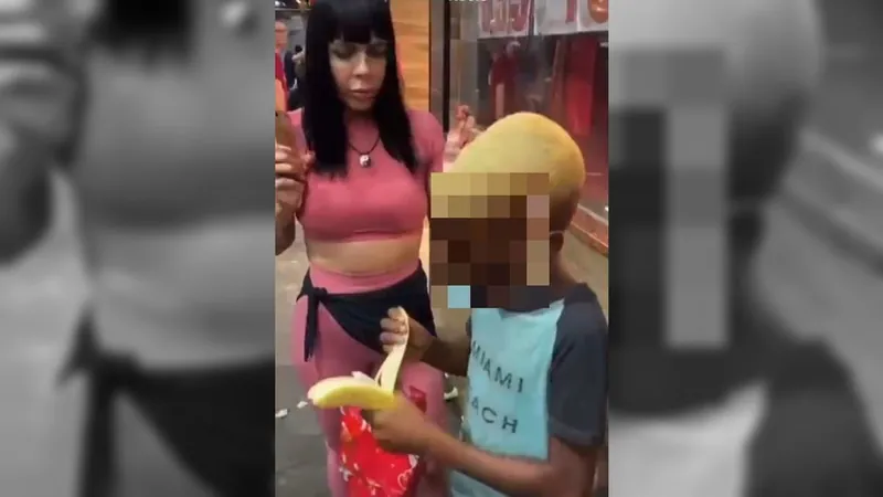 RACISMO: mulheres filmam entrega de macaco de pelúcia e banana a crianças negras