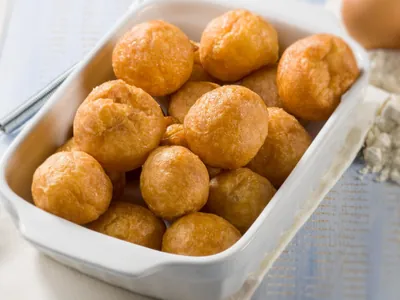 Bolinho de chuva sequinho é feito no liquidificador e leva poucos ingredientes; aprenda