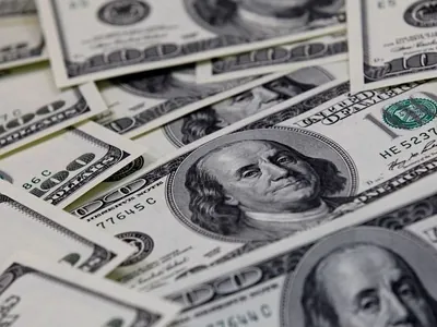 Dólar opera em R$ 5,20 refletindo conflitos no Oriente Médio