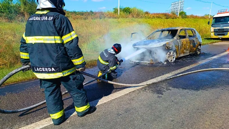 Bombeiros apagam chamas de carro em uma rodovia de Jaguariúna e via é liberada