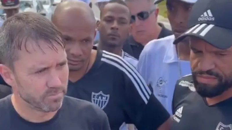 Torcida do Atlético-MG cobra Eduardo Coudet antes do clássico contra o Cruzeiro