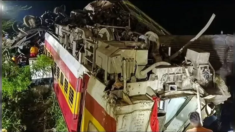 Descarrilamento de trem deixa 288 mortos e mais de 850 feridos na Índia