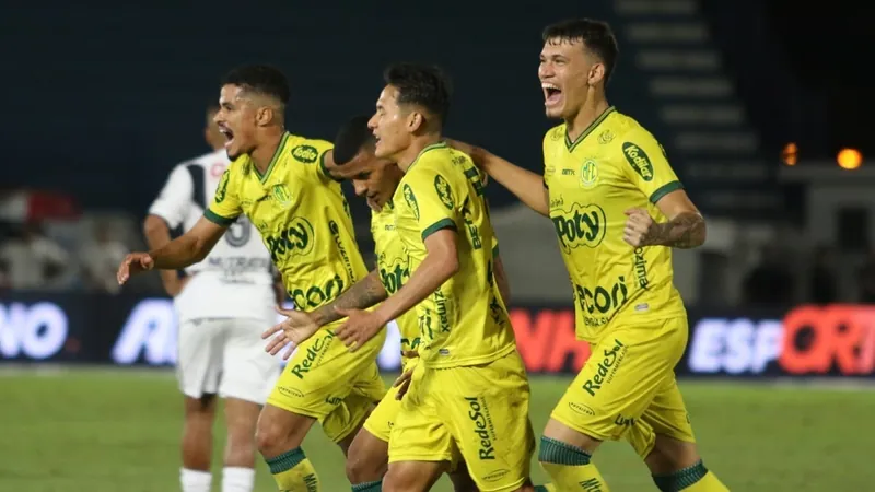 Mirassol comemora gol de Negueba contra Ponte Preta