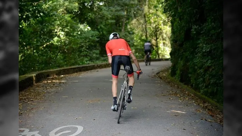 Polícia tenta identificar motorista que atropelou ciclista em Ipanema