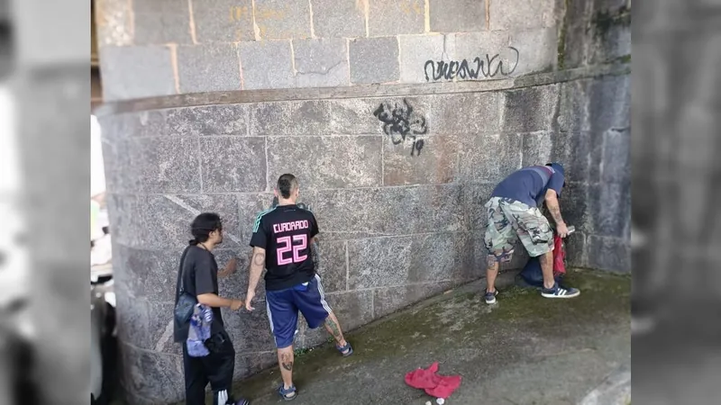 Três homens são detidos pichando o muro do estacionamento do Cristo Redentor