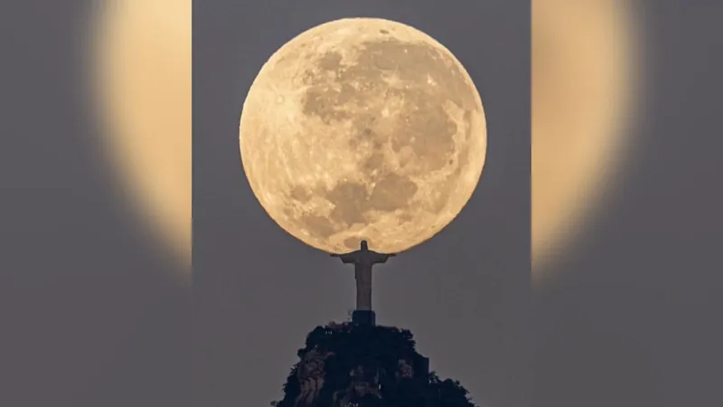 Fotógrafo faz registro da lua “nas mãos” do Cristo, no RJ