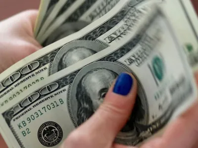 Juliana Rosa: Juros nos EUA e guerra no Oriente Médio causam disparada do dólar