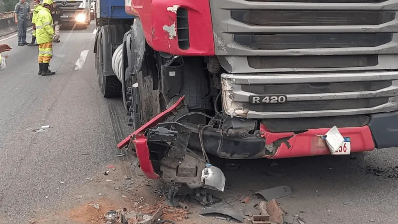 Acidente entre dois caminhões e carro causa 6 km de lentidão na Dutra em SJC