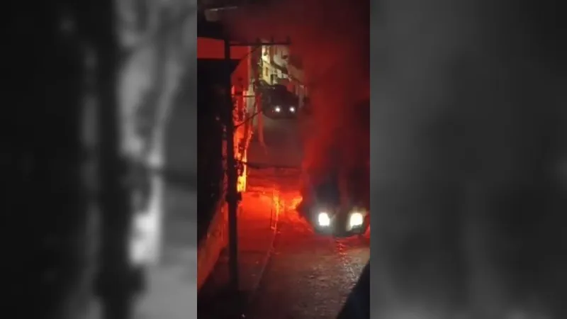 Criminosos incendeiam blindado da PM em comunidade do RJ