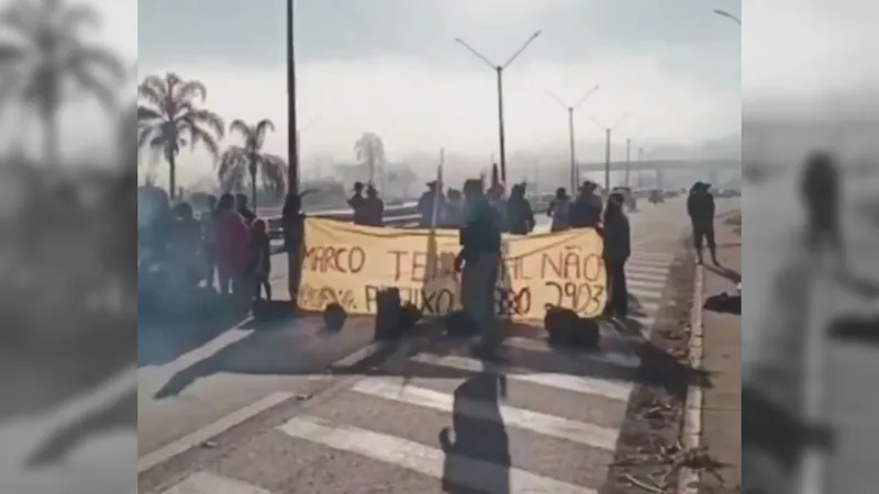 Indígenas protestam e fecham Fernão Dias, na Grande BH