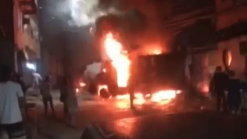 Traficantes incendeiam veículo blindando da polícia em comunidade no Rio