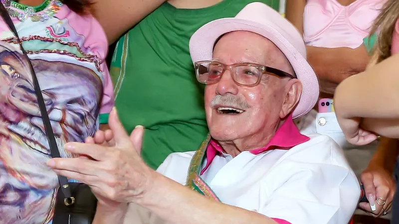 Morre aos 87 anos Hélio Turco, um dos maiores vencedores de sambas da Mangueira