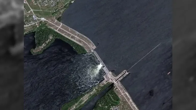 Explosão de barragem na Ucrânia gera temores de desastre ambiental